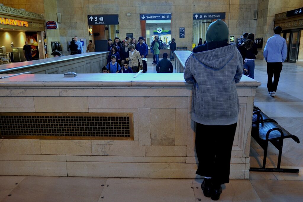 karen elaine spencer performing ‘sittin’ at Union Station.
